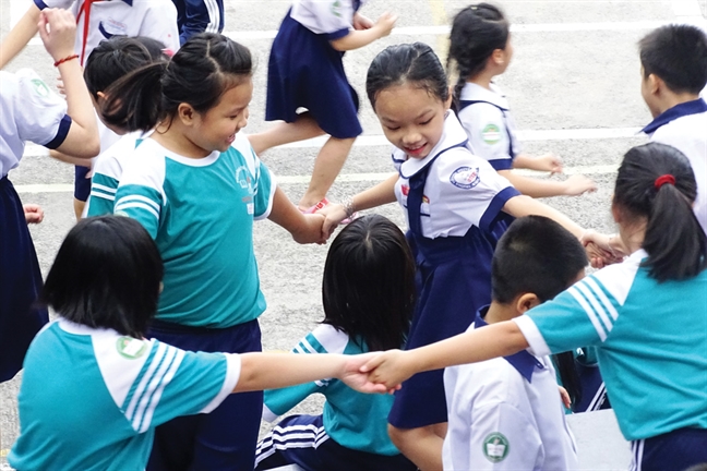 Học sinh khổ vì liên tục 'nhảy' trường theo cha mẹ Hoc sinh kho vi lien tuc 'nhay' truong theo cha me