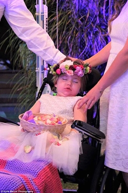 Cha mẹ mau chóng làm đám cưới để con gái kịp chứng kiến trước khi lìa đời Cha me mau chong lam dam cuoi de con gai kip chung kien truoc khi lia doi