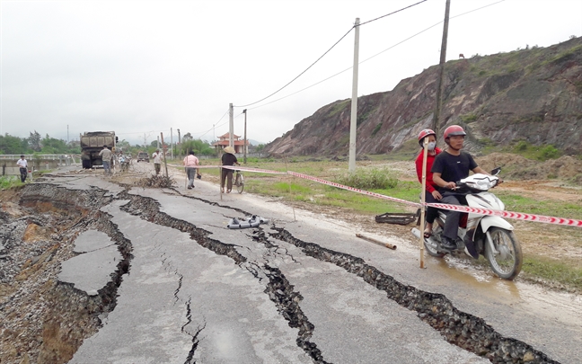 Vụ đường gần 70 tỷ sạt lở: Do người dân san lấp mặt bằng và... trời mưa to? Vu duong gan 70 ty sat lo: Do nguoi dan san lap mat bang va... troi mua to?