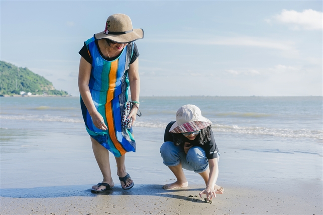 Cuộc sống bình yên và ngôi nhà thơ mộng bên bờ biển của vợ chồng nhạc sĩ Trần Tiến Cuoc song binh yen va ngoi nha tho mong ben bo bien cua vo chong nhac si Tran Tien