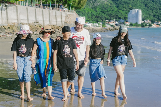 Cuộc sống bình yên và ngôi nhà thơ mộng bên bờ biển của vợ chồng nhạc sĩ Trần Tiến Cuoc song binh yen va ngoi nha tho mong ben bo bien cua vo chong nhac si Tran Tien
