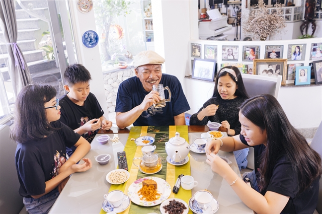 Cuộc sống bình yên và ngôi nhà thơ mộng bên bờ biển của vợ chồng nhạc sĩ Trần Tiến Cuoc song binh yen va ngoi nha tho mong ben bo bien cua vo chong nhac si Tran Tien