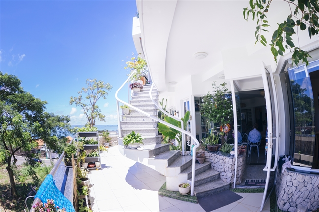 Cuộc sống bình yên và ngôi nhà thơ mộng bên bờ biển của vợ chồng nhạc sĩ Trần Tiến Cuoc song binh yen va ngoi nha tho mong ben bo bien cua vo chong nhac si Tran Tien