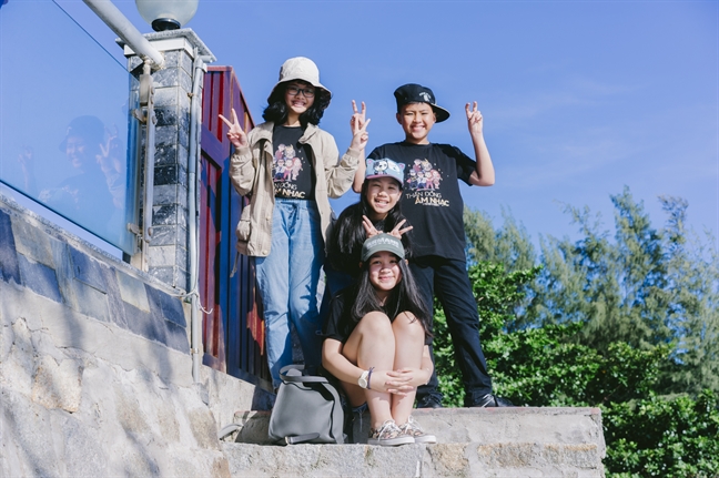 Cuộc sống bình yên và ngôi nhà thơ mộng bên bờ biển của vợ chồng nhạc sĩ Trần Tiến Cuoc song binh yen va ngoi nha tho mong ben bo bien cua vo chong nhac si Tran Tien