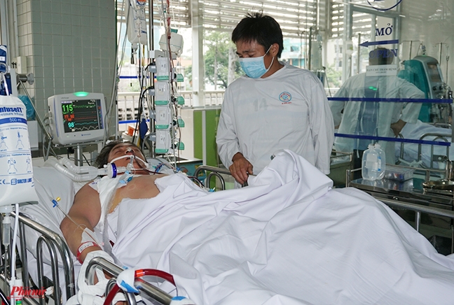 Gọi điện thoại cho vợ 'Em ơi anh khỏe rồi', chồng rơi vào hôn mê, nguy kịch Goi dien thoai cho vo 'Em oi anh khoe roi', chong roi vao hon me, nguy kich
