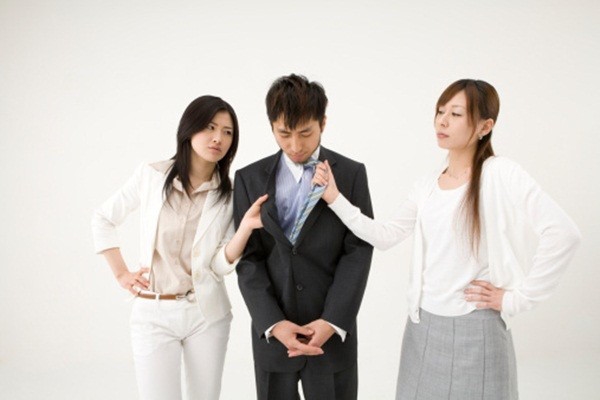 Chồng có phải là điện thoại đâu mà giựt! Chong co phai la dien thoai dau ma giut!