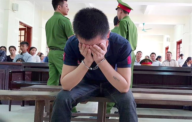 Mẹ già uống thuốc chuột tự vẫn khi con trai gọi điện báo vừa giết người Me gia uong thuoc chuot tu van khi con trai goi dien bao vua giet nguoi