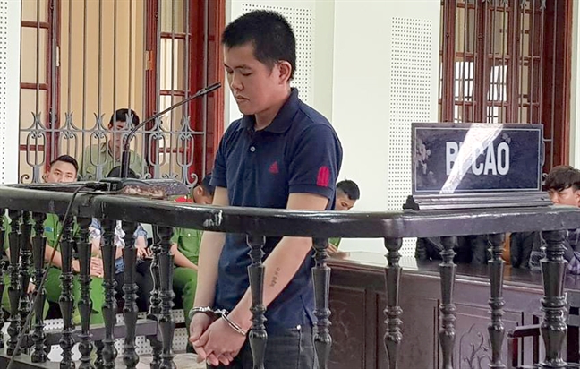 Mẹ già uống thuốc chuột tự vẫn khi con trai gọi điện báo vừa giết người Me gia uong thuoc chuot tu van khi con trai goi dien bao vua giet nguoi