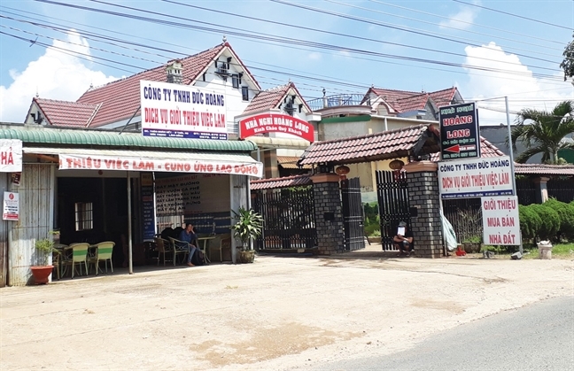 Vạch mặt đường dây lừa đưa người đi lao động khổ sai: Chợ mua, bán lao động Vach mat duong day lua dua nguoi di lao dong kho sai: Chọ mua, bán lao dọng