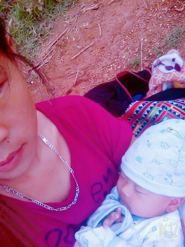 Sanh xong không ngày ở cữ, mẹ địu con 2 tháng tuổi đi chăn trâu mỗi ngày Sanh xong khong ngay o cu, me diu con 2 thang tuoi di chan trau moi ngay