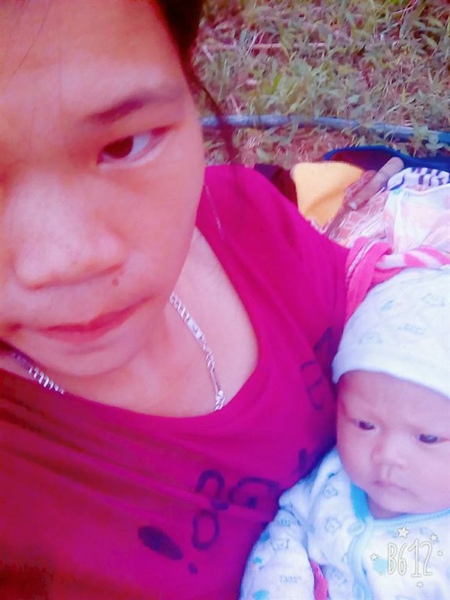 Sanh xong không ngày ở cữ, mẹ địu con 2 tháng tuổi đi chăn trâu mỗi ngày Sanh xong khong ngay o cu, me diu con 2 thang tuoi di chan trau moi ngay