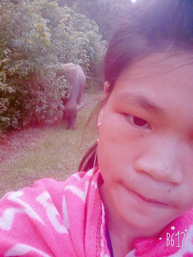 Sanh xong không ngày ở cữ, mẹ địu con 2 tháng tuổi đi chăn trâu mỗi ngày Sanh xong khong ngay o cu, me diu con 2 thang tuoi di chan trau moi ngay