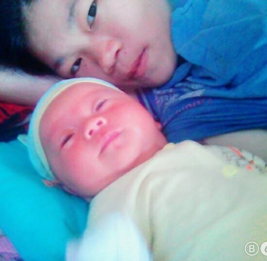 Sanh xong không ngày ở cữ, mẹ địu con 2 tháng tuổi đi chăn trâu mỗi ngày Sanh xong khong ngay o cu, me diu con 2 thang tuoi di chan trau moi ngay