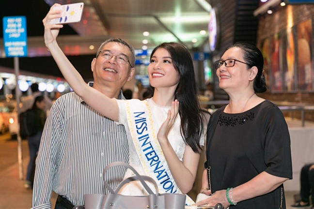 Á hậu Thuỳ Dung mất 3 kiện hành lý để ‘vác’ trang phục dân tộc dự thi 'Miss International' A hau Thuy Dung mat 3 kien hanh ly de ‘vac’ trang phuc dan toc du thi 'Miss International'