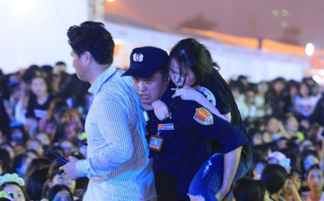 Fan K-pop và những lần xỉu như 'ngả rạ' khi gặp thần tượng Fan K-pop va nhung lan xiu nhu 'nga ra' khi gap than tuong