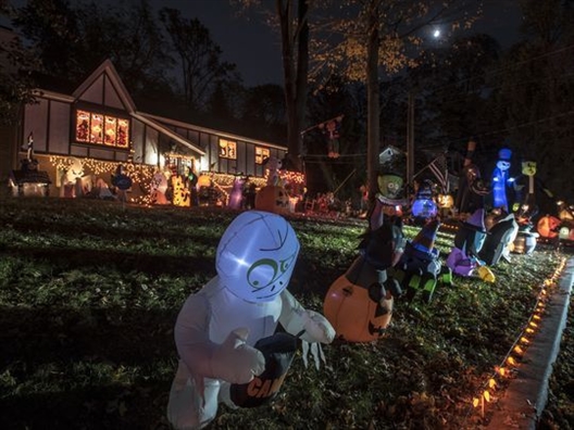 Halloween: Zombie và bí ngô đầy đường, nhện đen 'tấn công' Nhà Trắng Halloween: Zombie va bi ngo day duong, nhen den 'tan cong' Nha Trang