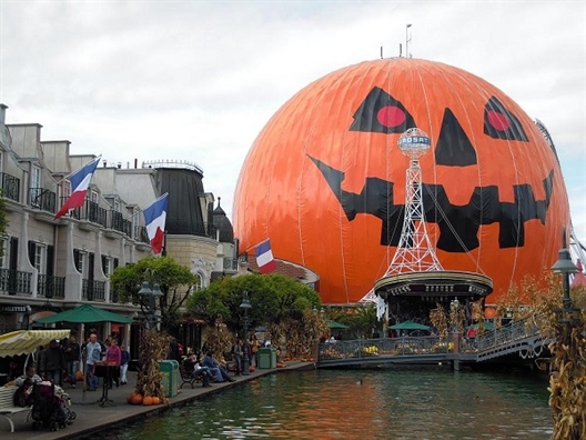 Halloween: Zombie và bí ngô đầy đường, nhện đen 'tấn công' Nhà Trắng Halloween: Zombie va bi ngo day duong, nhen den 'tan cong' Nha Trang
