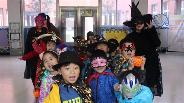 Halloween: Zombie và bí ngô đầy đường, nhện đen 'tấn công' Nhà Trắng Halloween: Zombie va bi ngo day duong, nhen den 'tan cong' Nha Trang