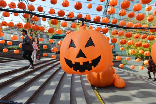 Halloween: Zombie và bí ngô đầy đường, nhện đen 'tấn công' Nhà Trắng Halloween: Zombie va bi ngo day duong, nhen den 'tan cong' Nha Trang
