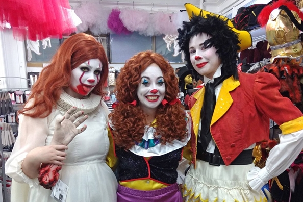 Halloween: Zombie và bí ngô đầy đường, nhện đen 'tấn công' Nhà Trắng Halloween: Zombie va bi ngo day duong, nhen den 'tan cong' Nha Trang