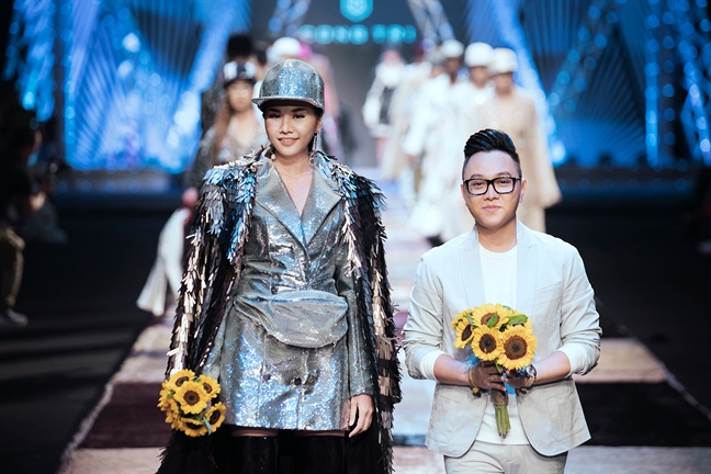 Thanh Hằng làm vedette trong BST lấy cảm hứng từ dân văn phòng của Công Trí Thanh Hang lam vedette trong BST lay cam hung tu dan van phong cua Cong Tri