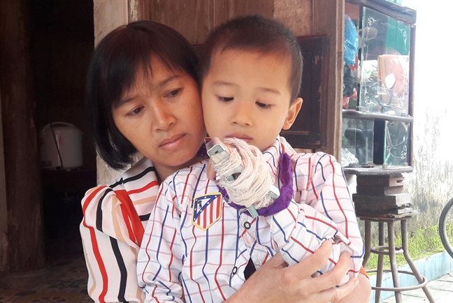 Phụ huynh tố cô giáo mầm non đánh gãy ngón tay bé 5 tuổi Phu huynh to co giao mam non danh gay ngon tay be 5 tuoi
