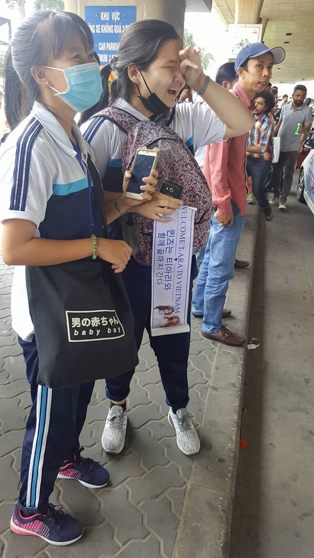 Hàng trăm fan chen lấn, xô đẩy tại sân bay để đón T-ara sang Việt Nam Hang tram fan chen lan, xo day tai san bay de don T-ara sang Viet Nam