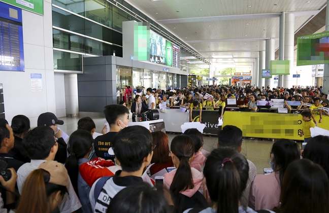 Hàng trăm fan chen lấn, xô đẩy tại sân bay để đón T-ara sang Việt Nam Hang tram fan chen lan, xo day tai san bay de don T-ara sang Viet Nam