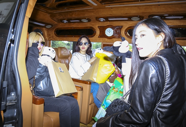 Hàng trăm fan chen lấn, xô đẩy tại sân bay để đón T-ara sang Việt Nam Hang tram fan chen lan, xo day tai san bay de don T-ara sang Viet Nam
