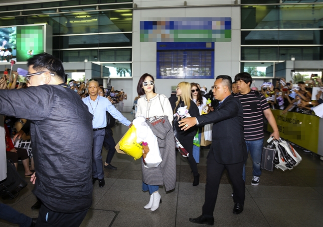 Hàng trăm fan chen lấn, xô đẩy tại sân bay để đón T-ara sang Việt Nam Hang tram fan chen lan, xo day tai san bay de don T-ara sang Viet Nam