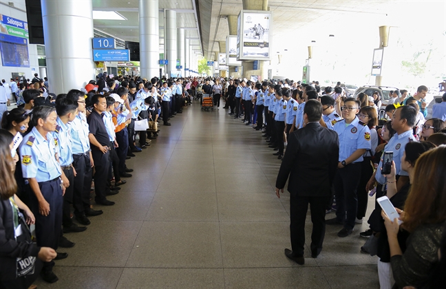 Hàng trăm fan chen lấn, xô đẩy tại sân bay để đón T-ara sang Việt Nam Hang tram fan chen lan, xo day tai san bay de don T-ara sang Viet Nam