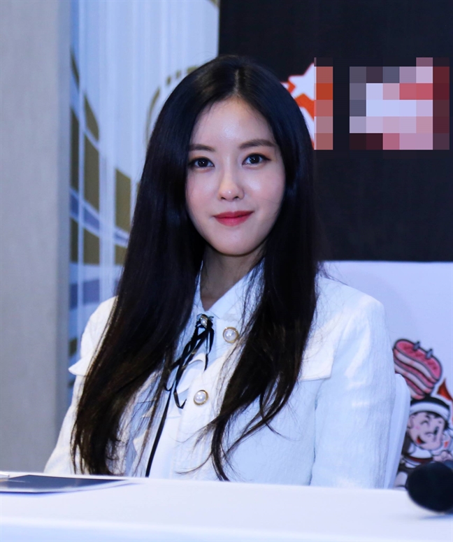 Nhóm T-ara lên tiếng về hành động chen lấn xô đẩy của fan Việt tại sân bay Nhom T-ara len tieng ve hanh dong chen lan xo day cua fan Viet tai san bay