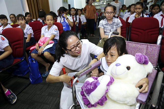 Báo Phụ Nữ trao 85 suất học bổng cho nữ sinh hiếu học vượt khó Bao Phu Nu trao 85 suat hoc bong cho nu sinh hieu hoc vuot kho