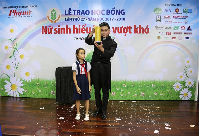 Báo Phụ Nữ trao 85 suất học bổng cho nữ sinh hiếu học vượt khó Bao Phu Nu trao 85 suat hoc bong cho nu sinh hieu hoc vuot kho