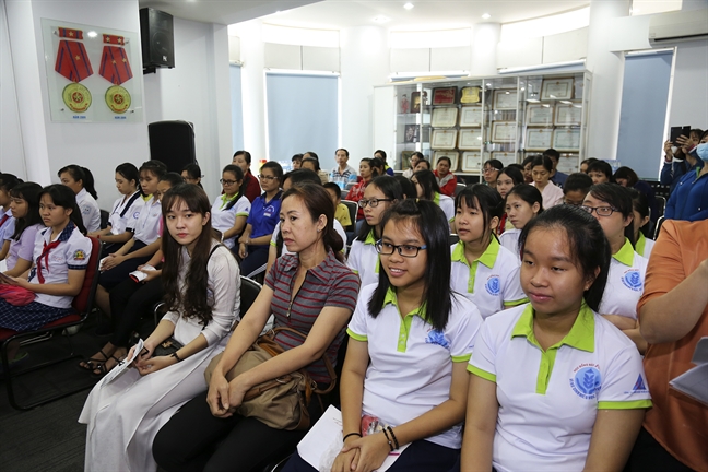 Báo Phụ Nữ trao 85 suất học bổng cho nữ sinh hiếu học vượt khó Bao Phu Nu trao 85 suat hoc bong cho nu sinh hieu hoc vuot kho