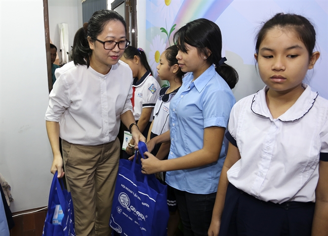Báo Phụ Nữ trao 85 suất học bổng cho nữ sinh hiếu học vượt khó Bao Phu Nu trao 85 suat hoc bong cho nu sinh hieu hoc vuot kho