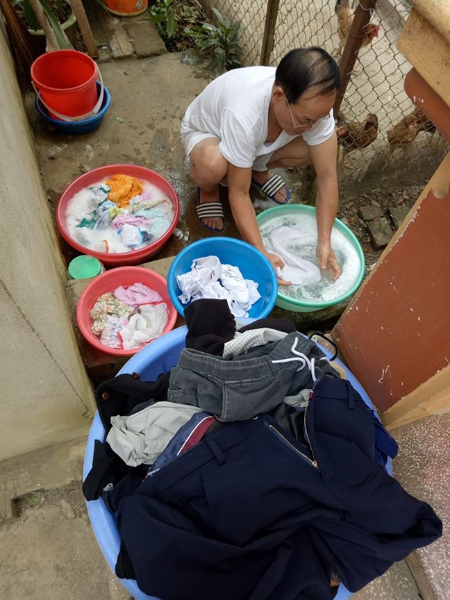 Lấy chồng 'lãi' luôn cả bố mẹ chồng: Cô con dâu khoe ảnh bố chồng giặt cả núi quần áo gây sốt Lay chong 'lai' luon ca bo me chong: Co con dau khoe anh bo chong giat ca nui quan ao gay sot