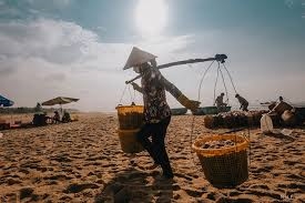 Nghỉ học, dành cả tuổi xuân nuôi các em ăn học thành tài, già bị hắt hủi, chẳng ai quan tâm Nghi hoc, danh ca tuoi xuan nuoi cac em an hoc thanh tai, gia bi hat hui, chang ai quan tam