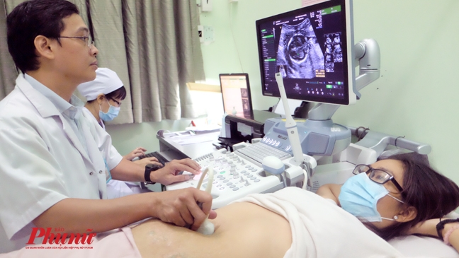Bác sĩ chỉ cách phát hiện u từ lúc em bé còn trong bụng mẹ Bac si chi cach phat hien u tu luc em be con trong bung me