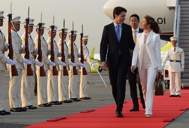 Thời trang đơn giản, đẹp 'ngất ngây' của vợ chồng Thủ tướng Canada Justin Trudeau Thoi trang don gian, dep 'ngat ngay' cua vo chong Thu tuong Canada Justin Trudeau