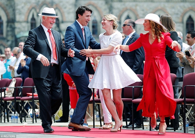 Thời trang đơn giản, đẹp 'ngất ngây' của vợ chồng Thủ tướng Canada Justin Trudeau Thoi trang don gian, dep 'ngat ngay' cua vo chong Thu tuong Canada Justin Trudeau