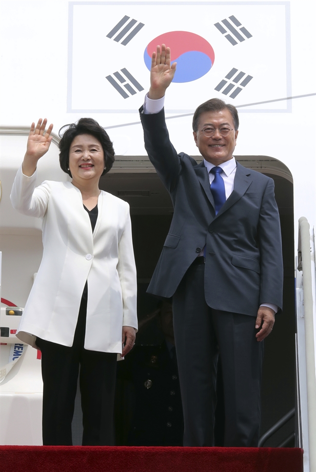 Phu nhân Tổng thống Hàn Quốc Moon Jae In giản dị, thanh lịch khi dự APEC 2017 Phu nhan Tong thong Han Quoc Moon Jae In gian di, thanh lich khi du APEC 2017