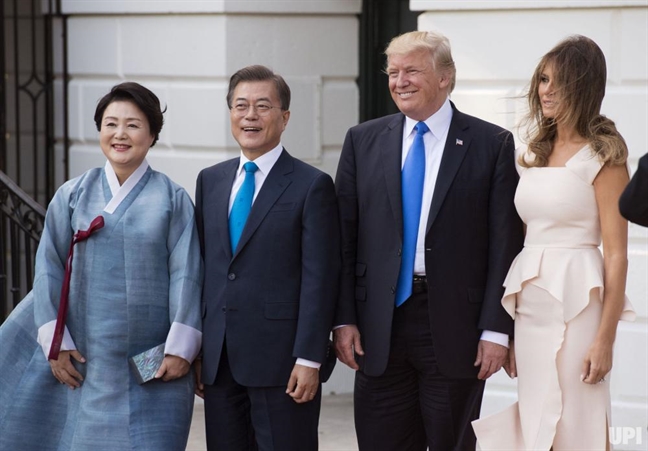 Phu nhân Tổng thống Hàn Quốc Moon Jae In giản dị, thanh lịch khi dự APEC 2017 Phu nhan Tong thong Han Quoc Moon Jae In gian di, thanh lich khi du APEC 2017