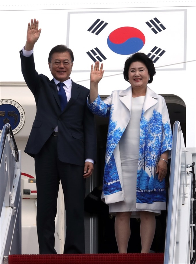 Phu nhân Tổng thống Hàn Quốc Moon Jae In giản dị, thanh lịch khi dự APEC 2017 Phu nhan Tong thong Han Quoc Moon Jae In gian di, thanh lich khi du APEC 2017