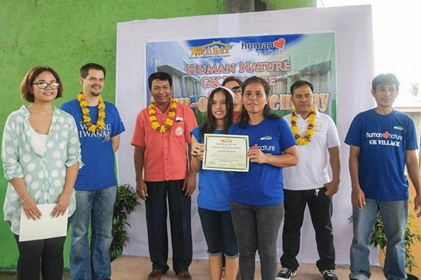 Từ bỏ tiền tài danh vọng, triệu phú Anh tìm hạnh phúc bên người vô gia cư Tu bo tien tai danh vong, trieu phu Anh tim hanh phuc ben nguoi vo gia cu