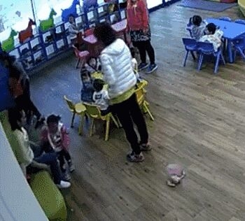 Giáo viên mẫu giáo gây phẫn nộ vì bạo hành học sinh Giao vien mau giao gay phan no vi bao hanh hoc sinh