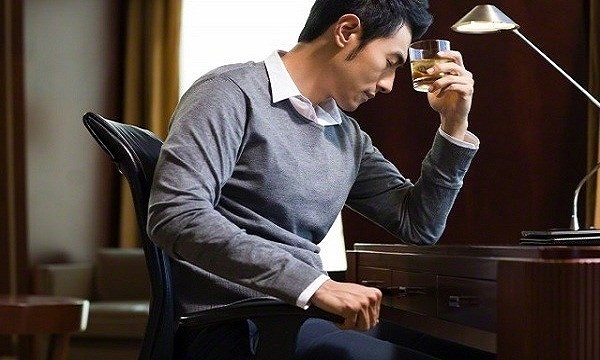 Yêu vợ rất nhiều nhưng vẫn không ngăn nổi cơn 'say nắng' cô gái thua mình tận 12 tuổi Yeu vo rat nhieu nhung van khong ngan noi con 'say nang' co gai thua minh tan 12 tuoi