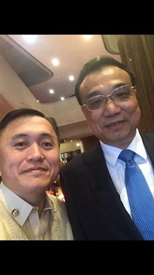 Trợ lý Tổng thống Philippines nghiện ‘selfie’ cùng các chính khách thế giới Tro ly Tong thong Philippines nghien ‘selfie’ cung cac chinh khach the gioi
