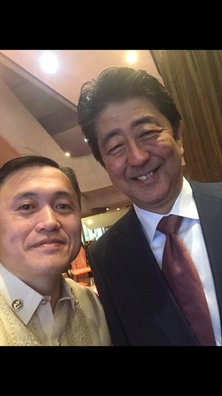 Trợ lý Tổng thống Philippines nghiện ‘selfie’ cùng các chính khách thế giới Tro ly Tong thong Philippines nghien ‘selfie’ cung cac chinh khach the gioi