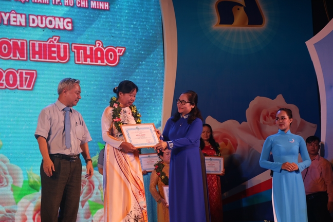 Tuyên dương 48 gương 'Người con hiếu thảo' cấp thành phố Tuyen duong 48 guong 'Nguoi con hieu thao' cap thanh pho
